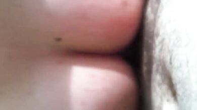 Rosso culetto gay inculato col preservativo