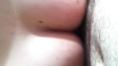 Rosso culetto gay inculato col preservativo