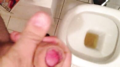 Sborra centrando il buco del water