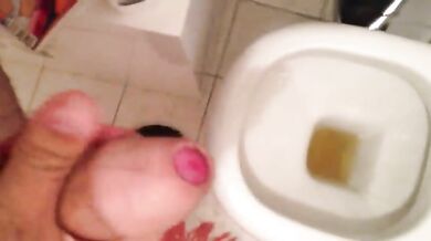 Sborra centrando il buco del water