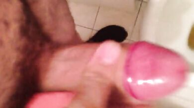 Sborra centrando il buco del water