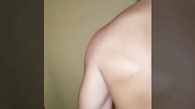 Un enorme dildo nel suo culone gay