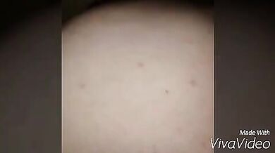 Un enorme dildo nel suo culone gay