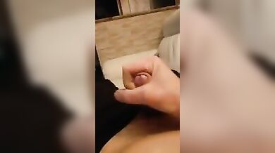 Si fa una sega e schizza il suo succo