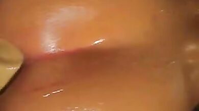 Un dildo gigantesco gli entra nel buco del culo