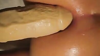 Un dildo gigantesco gli entra nel buco del culo