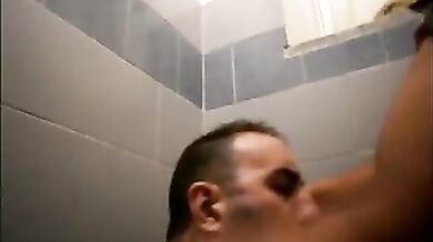 Sesso orale gay al cesso