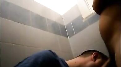 Sesso orale gay al cesso