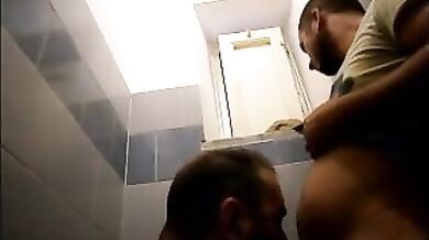 Sesso orale gay al cesso