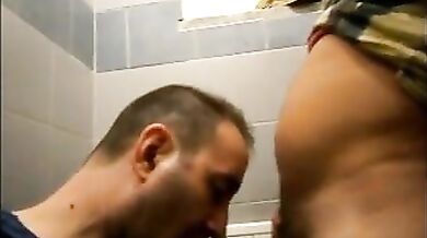 Sesso orale gay al cesso