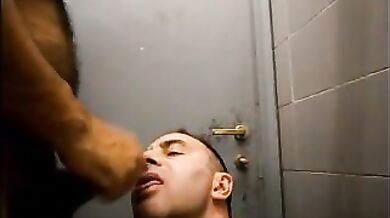 Maturo aspetta sborrate gay in faccia