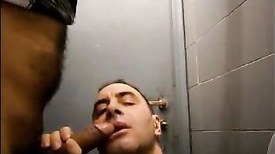 Maturo aspetta sborrate gay in faccia