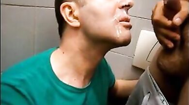 Maturo aspetta sborrate gay in faccia