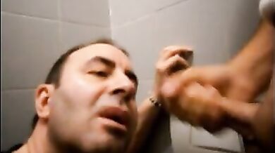 Maturo aspetta sborrate gay in faccia