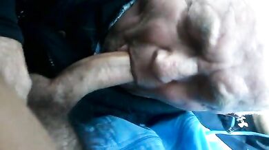 Vecchio italiano amateur ama succhiare cazzi giovani