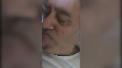 Vecchio maiale fa un pompino sdraiato