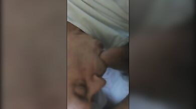 Vecchio maiale fa un pompino sdraiato