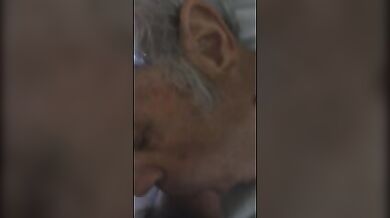 Vecchio maiale fa un pompino sdraiato