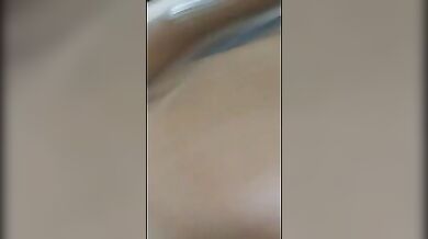 Vecchio maiale fa un pompino sdraiato