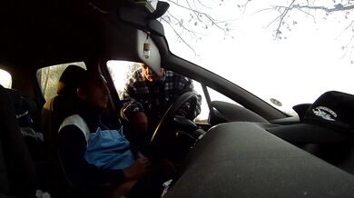 Vecchio porcone lo aiuta a farsi una sega