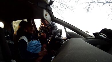 Vecchio porcone lo aiuta a farsi una sega