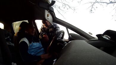 Vecchio porcone lo aiuta a farsi una sega