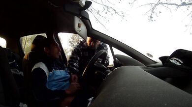 Vecchio porcone lo aiuta a farsi una sega