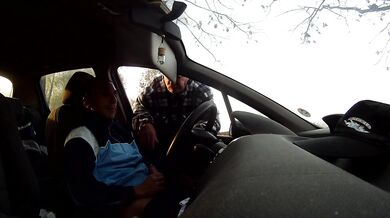 Vecchio porcone lo aiuta a farsi una sega