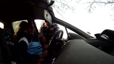 Vecchio porcone lo aiuta a farsi una sega