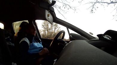 Vecchio porcone lo aiuta a farsi una sega