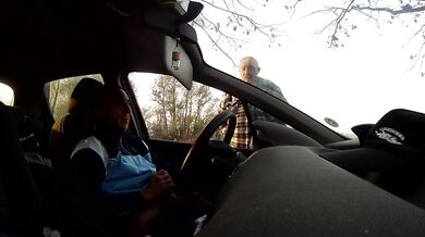 Vecchio porcone lo aiuta a farsi una sega