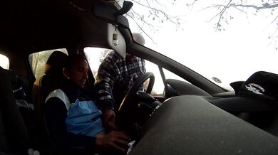 Vecchio porcone lo aiuta a farsi una sega