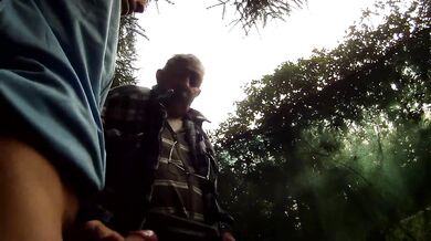 Vecchio italiano succhia e sega il cazzo a suo nipote