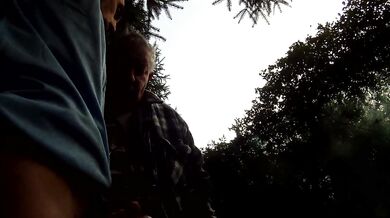 Vecchio italiano succhia e sega il cazzo a suo nipote