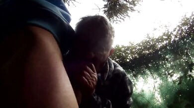 Vecchio italiano succhia e sega il cazzo a suo nipote