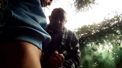 Vecchio italiano succhia e sega il cazzo a suo nipote