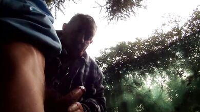 Vecchio italiano succhia e sega il cazzo a suo nipote