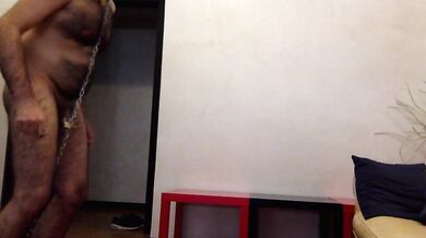 Italiano peloso con il cazzo in gabbia