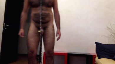 Italiano peloso con il cazzo in gabbia