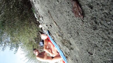 Vecchio porco italiano inculato sulla spiaggia