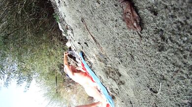 Vecchio porco italiano inculato sulla spiaggia