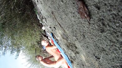 Vecchio porco italiano inculato sulla spiaggia