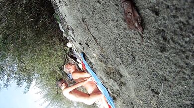 Vecchio porco italiano inculato sulla spiaggia