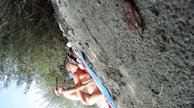 Vecchio porco italiano inculato sulla spiaggia