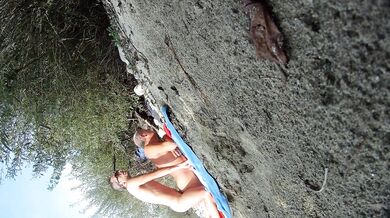 Vecchio porco italiano inculato sulla spiaggia