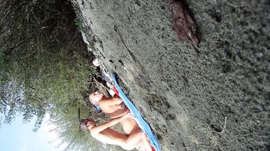 Vecchio porco italiano inculato sulla spiaggia