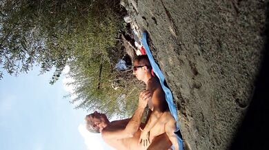 Vecchio porco italiano inculato sulla spiaggia