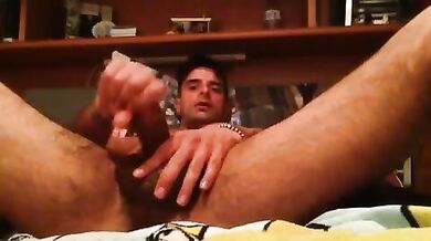 Maschio gay si masturba l'ano con una bottiglia