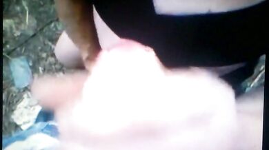 Spompino e vengo scopato nel boschetto