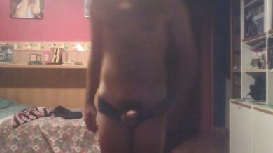 Mi spoglio e mi masturbo